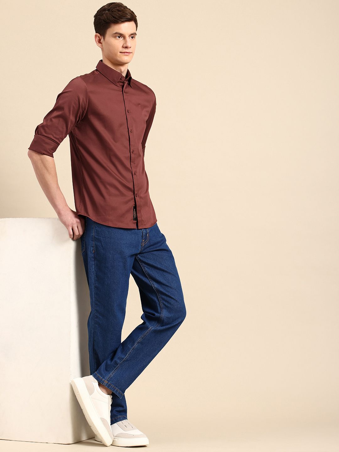 Kemeja Kasual Berkolar Berkolar Berbutang Slim Fit