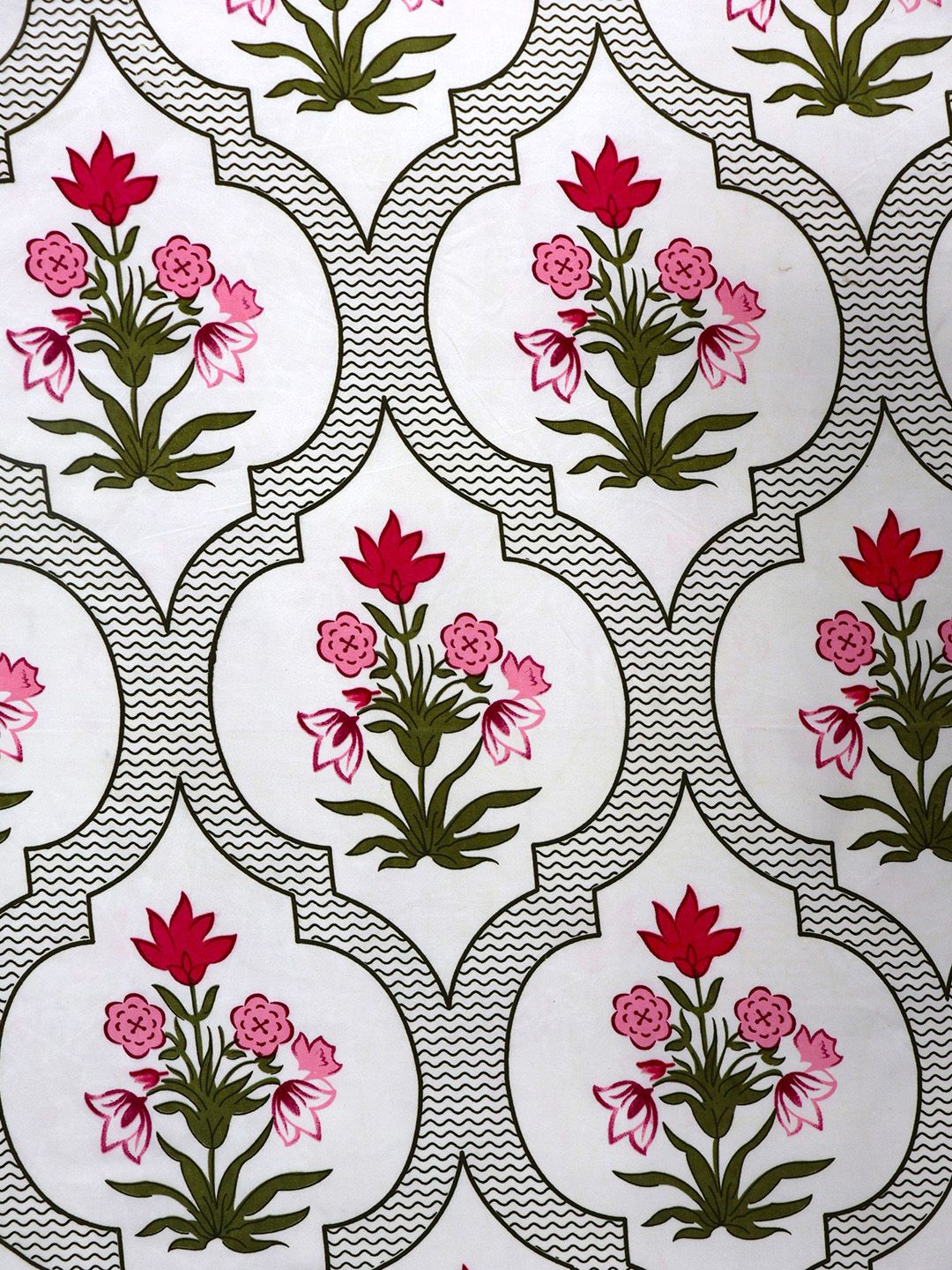 BOMBAY DYEING White & Green Floral 144 TC Queen Bedsheet with 2 Pillow Covers