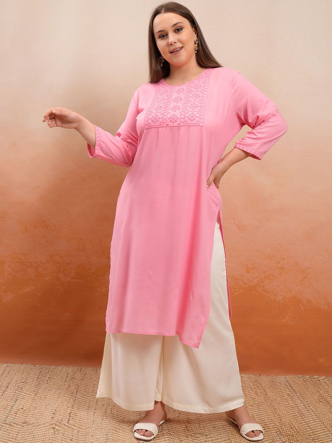 Vishudh Plus Size Motif Etnik Sulam Kurta Lurus