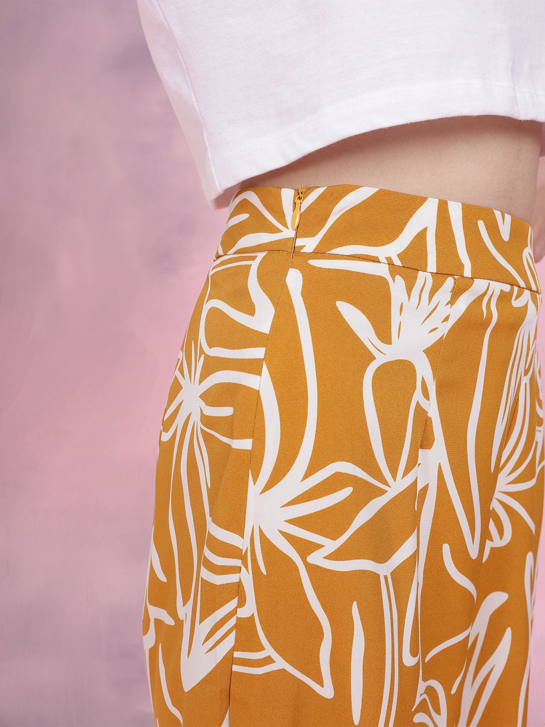 DressBerry Women Floral Printed High-Rise Trousers