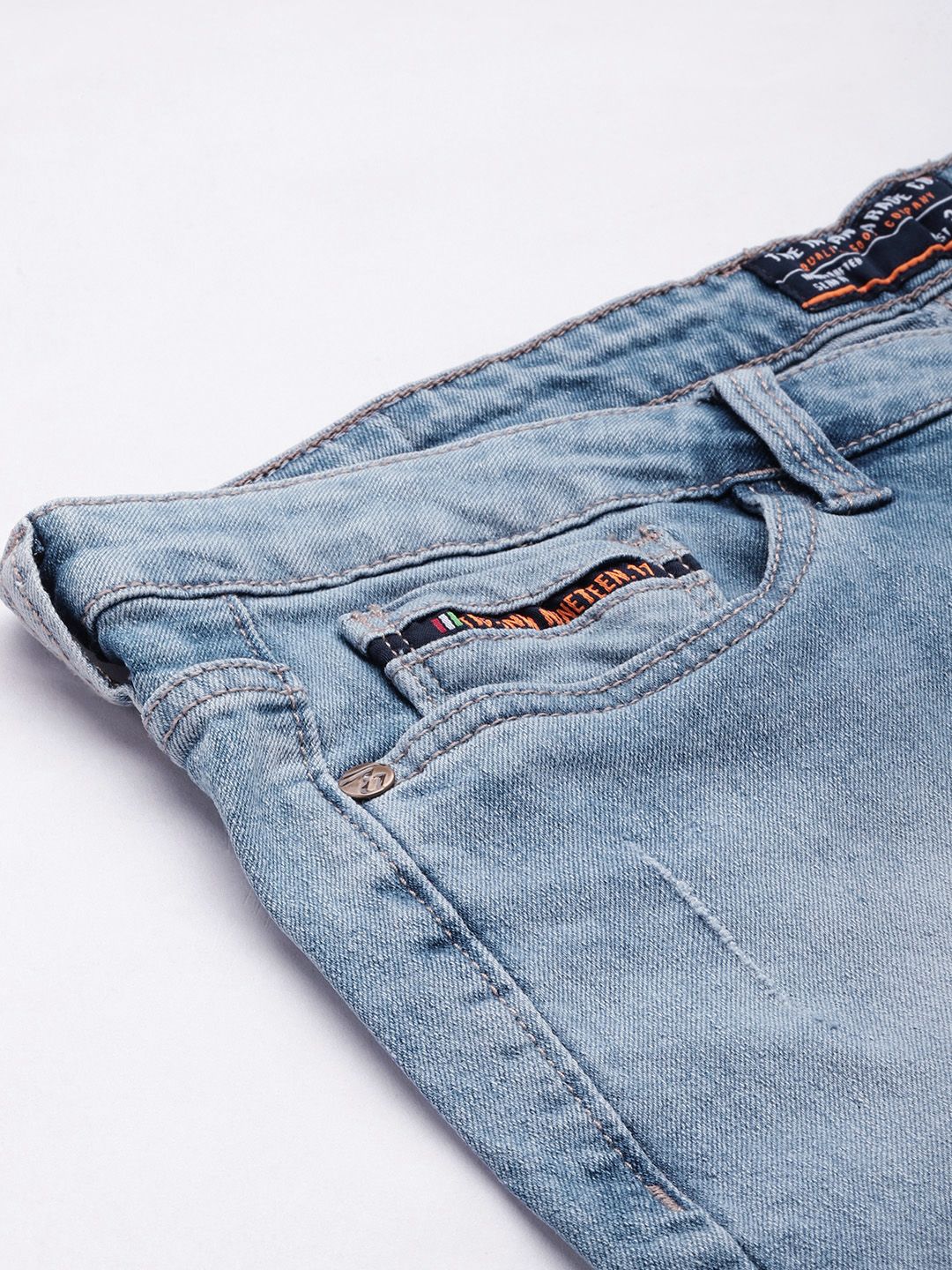 Seluar pendek denim yang sangat tertekan