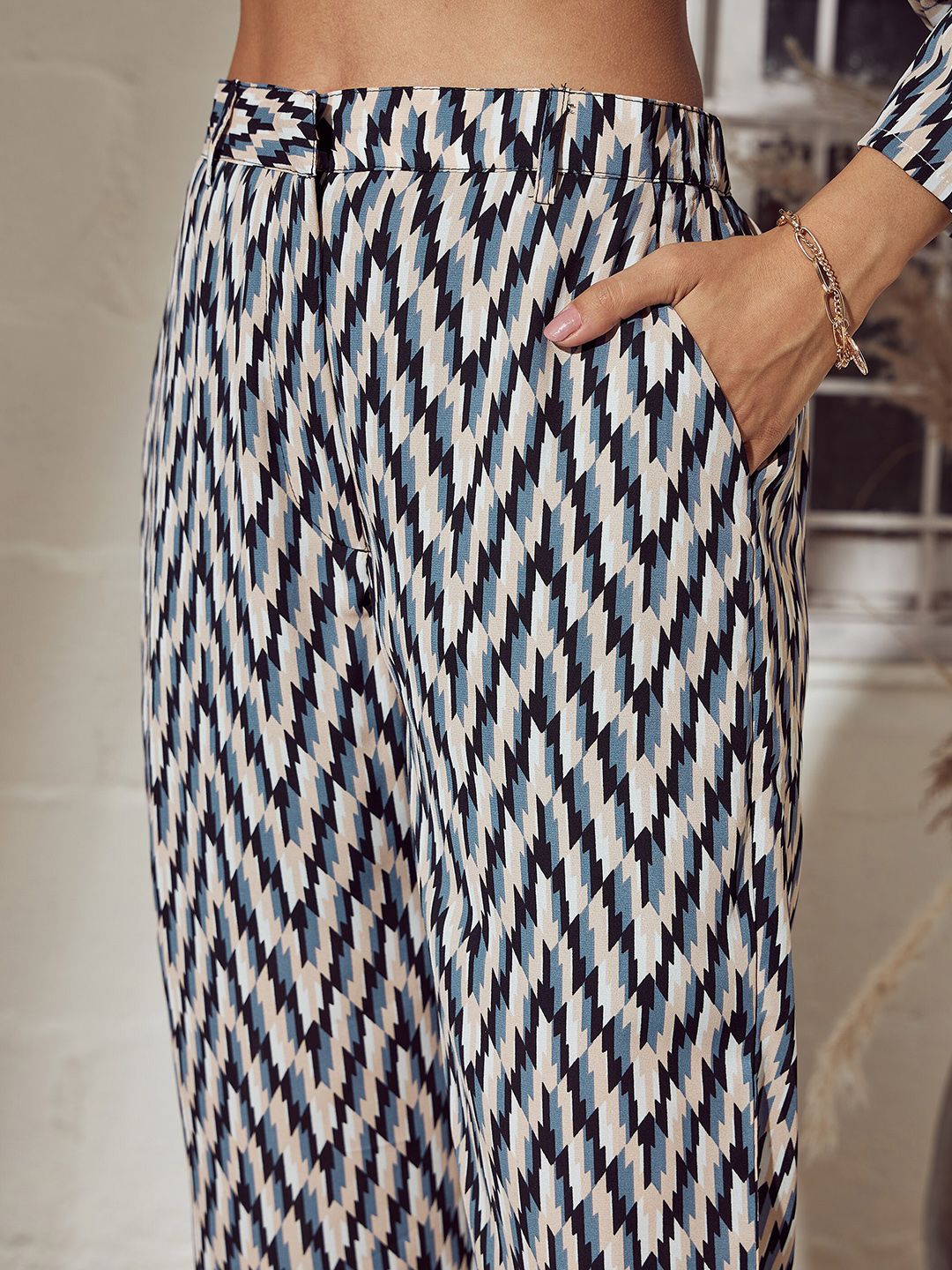 SASSAFRAS Women Beige & Black Geometric Printed Mid-Rise Trousers