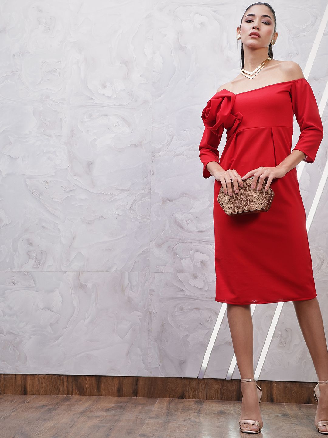 Pakaian sarung korsase di luar bahu