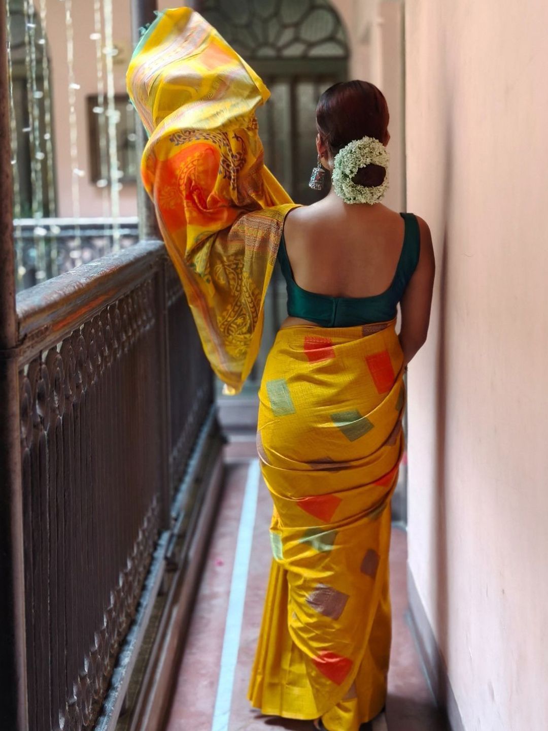 KALINI Geometric Saree With Blouse Piece