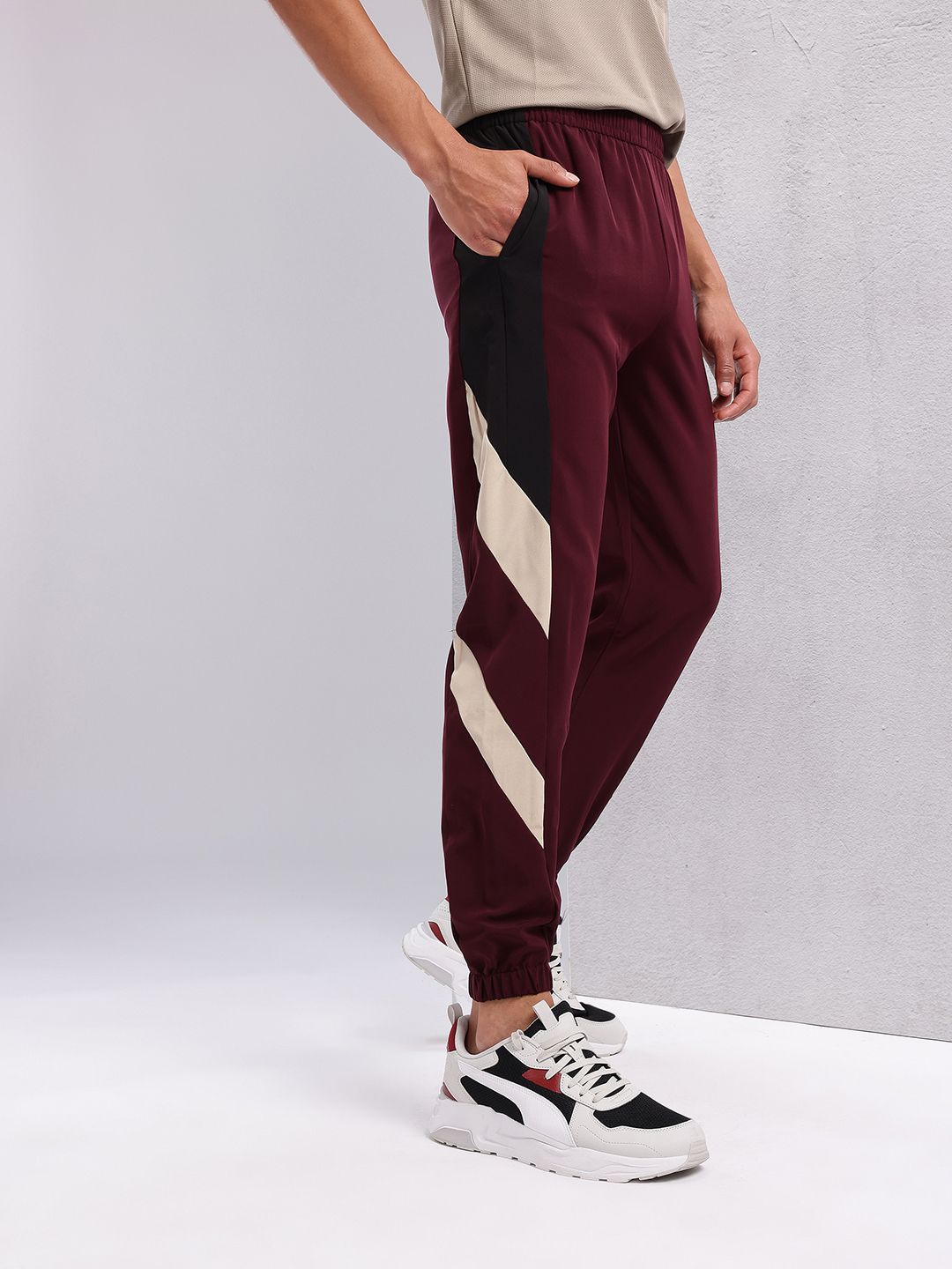 HRX by Hrithik Roshan Men Lifestyle Mid-Rise Colorblocked Casual Joggers