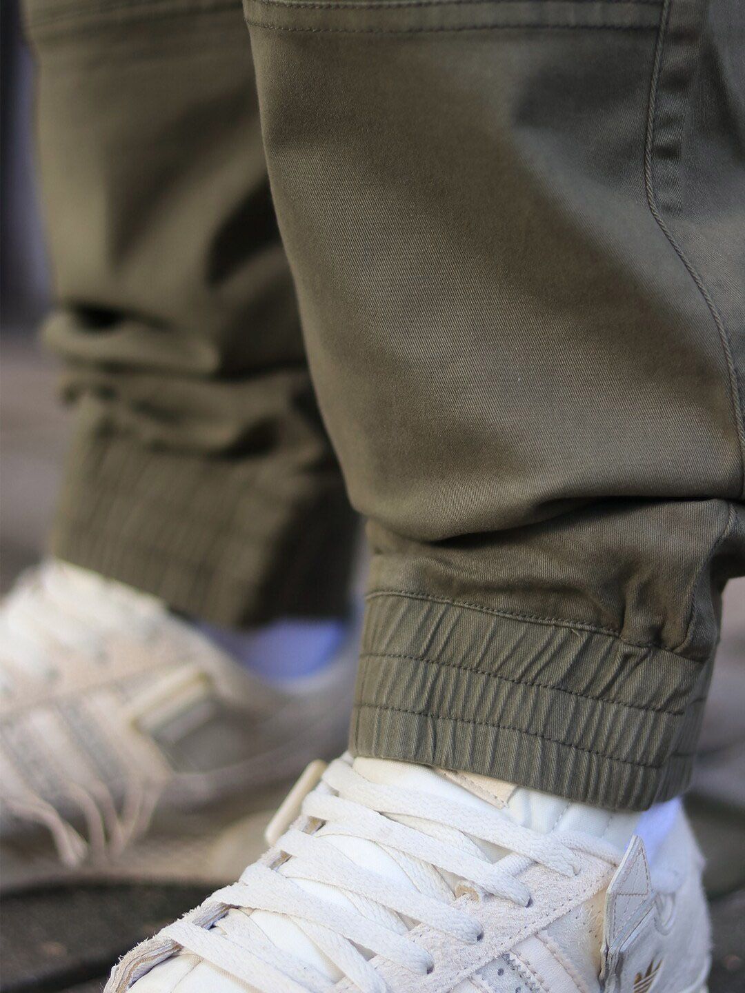 Powerlook Men Olive Green Pure Cotton Mid-Rise Cargos Trousers