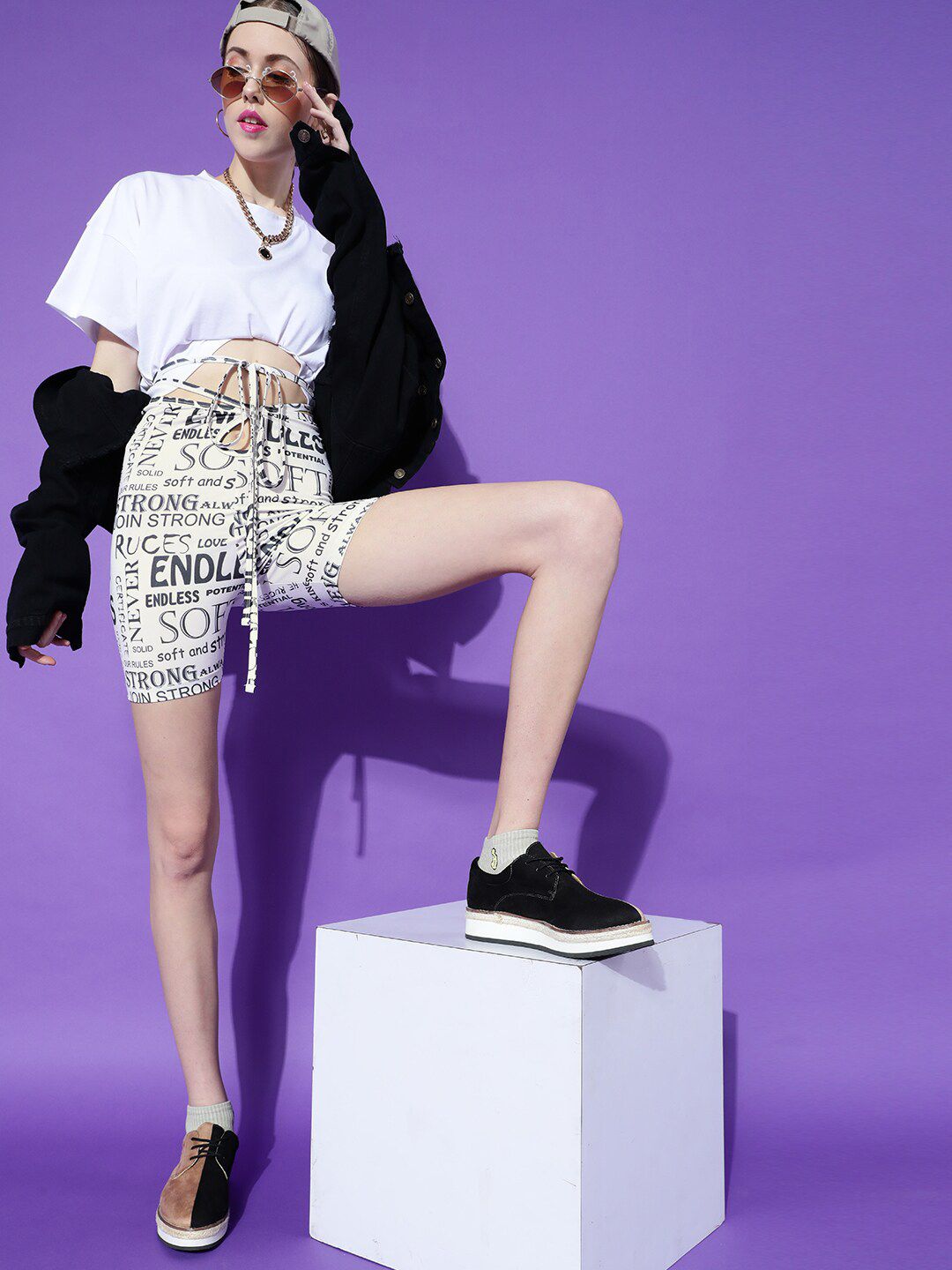 Jalan 9 Wanita Tipografi berwarna krim dicetak Slim sesuai dengan seluar pendek bertingkat tinggi