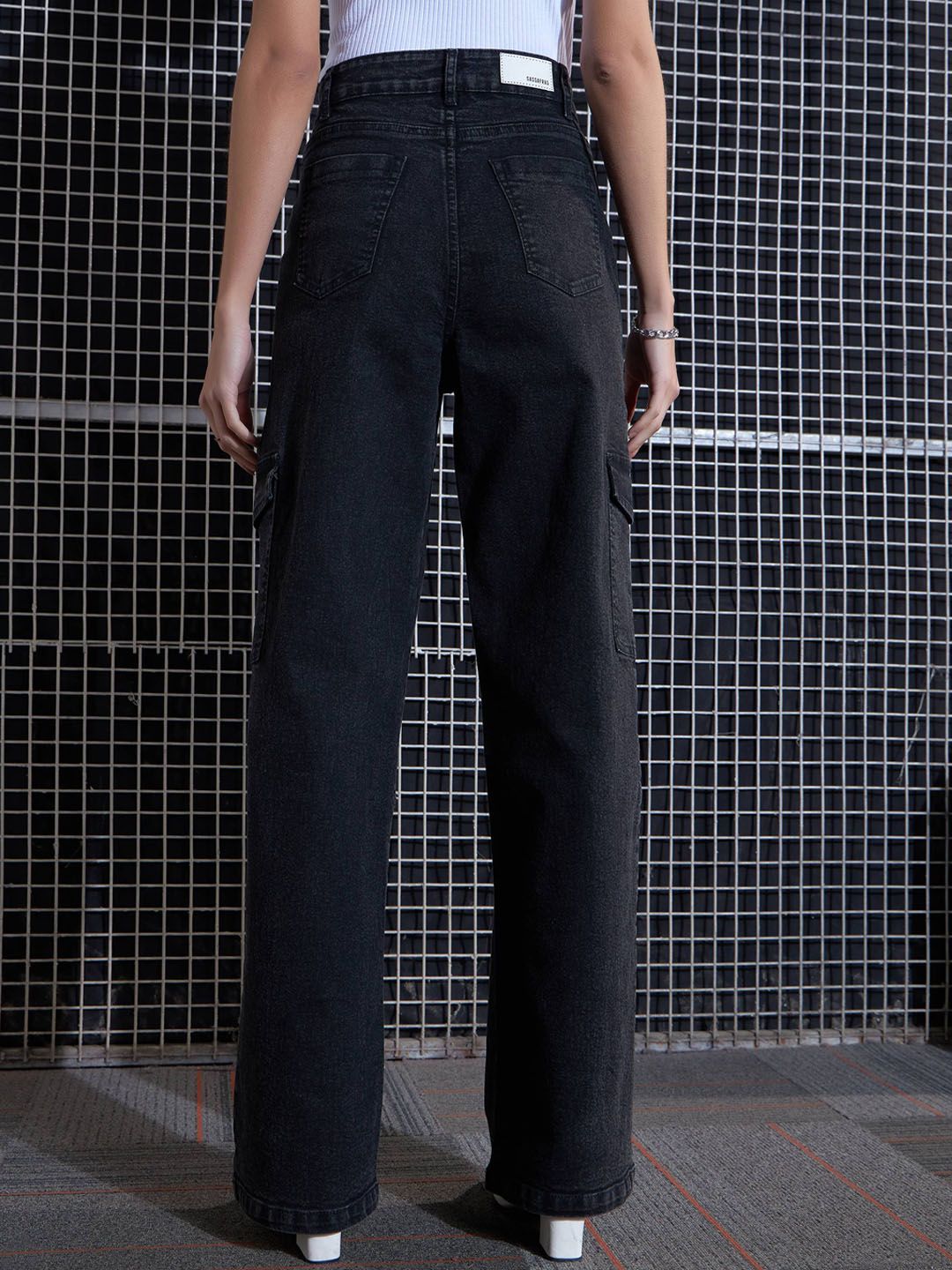 SASSAFRAS Women Black Straight Fit High-Rise Light Fade Stretchable Cargo Jeans