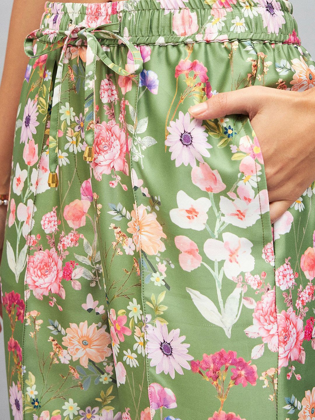 SASSAFRAS Women Floral Printed Mid Rise Straight Fit Regular Trousers