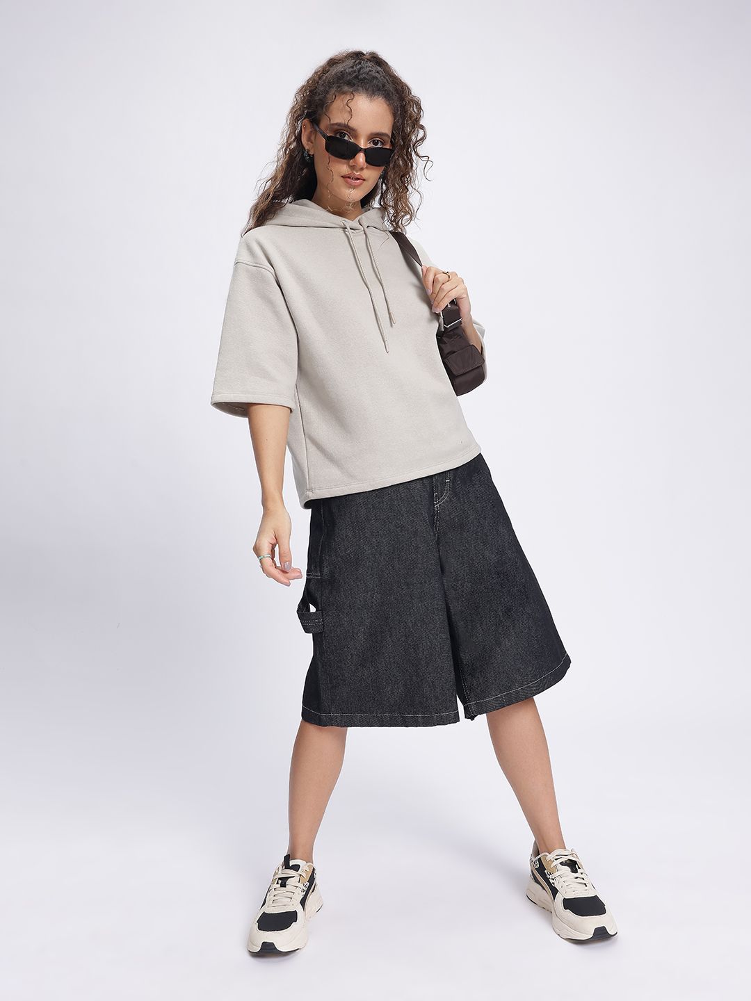 Sweatshirt drop-bahu bertudung yang selesa