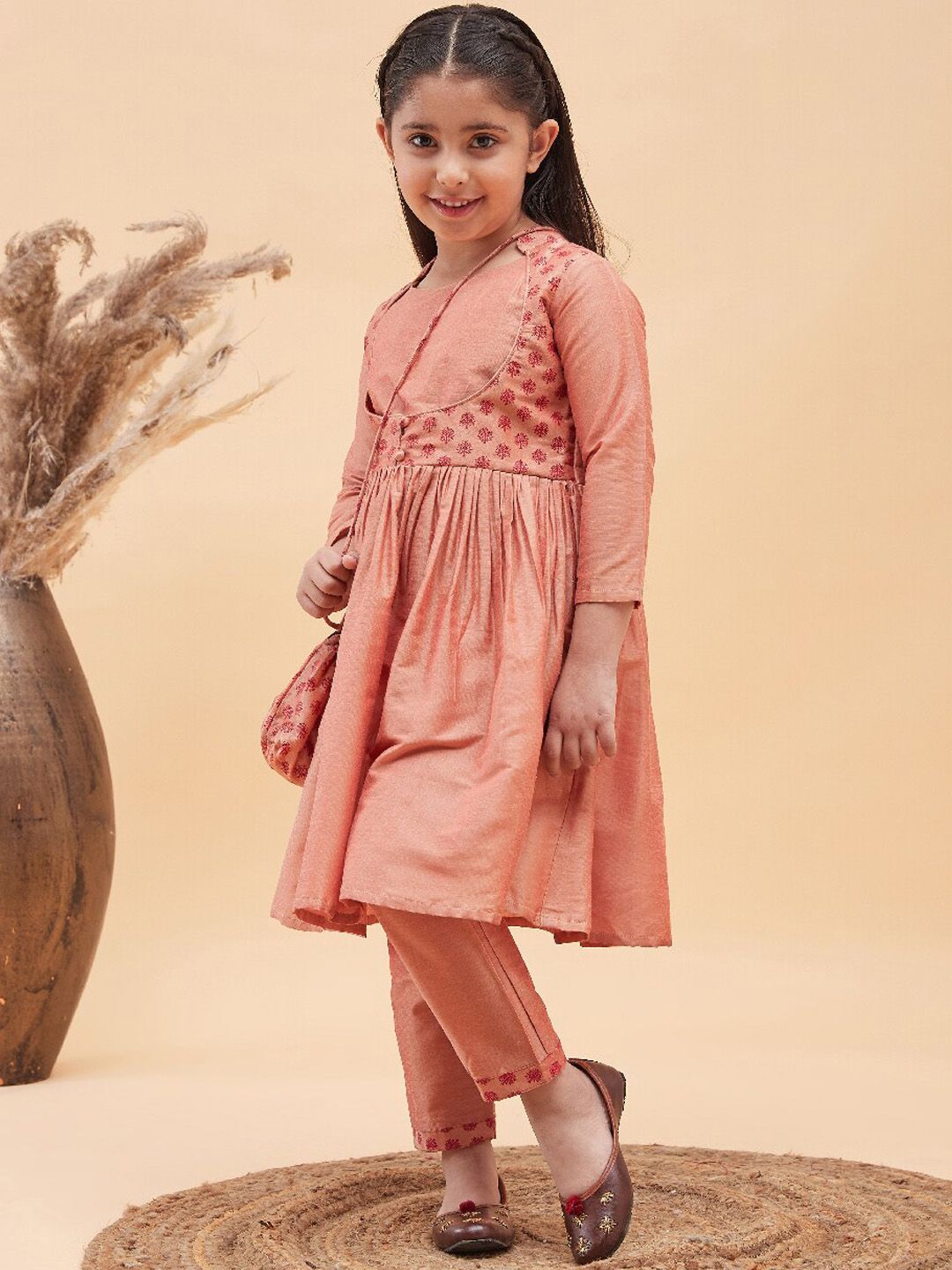 VASTRAMAY Girls Floral Printed Pleated Anarkali Kurta with Pyjamas & Potli Bag