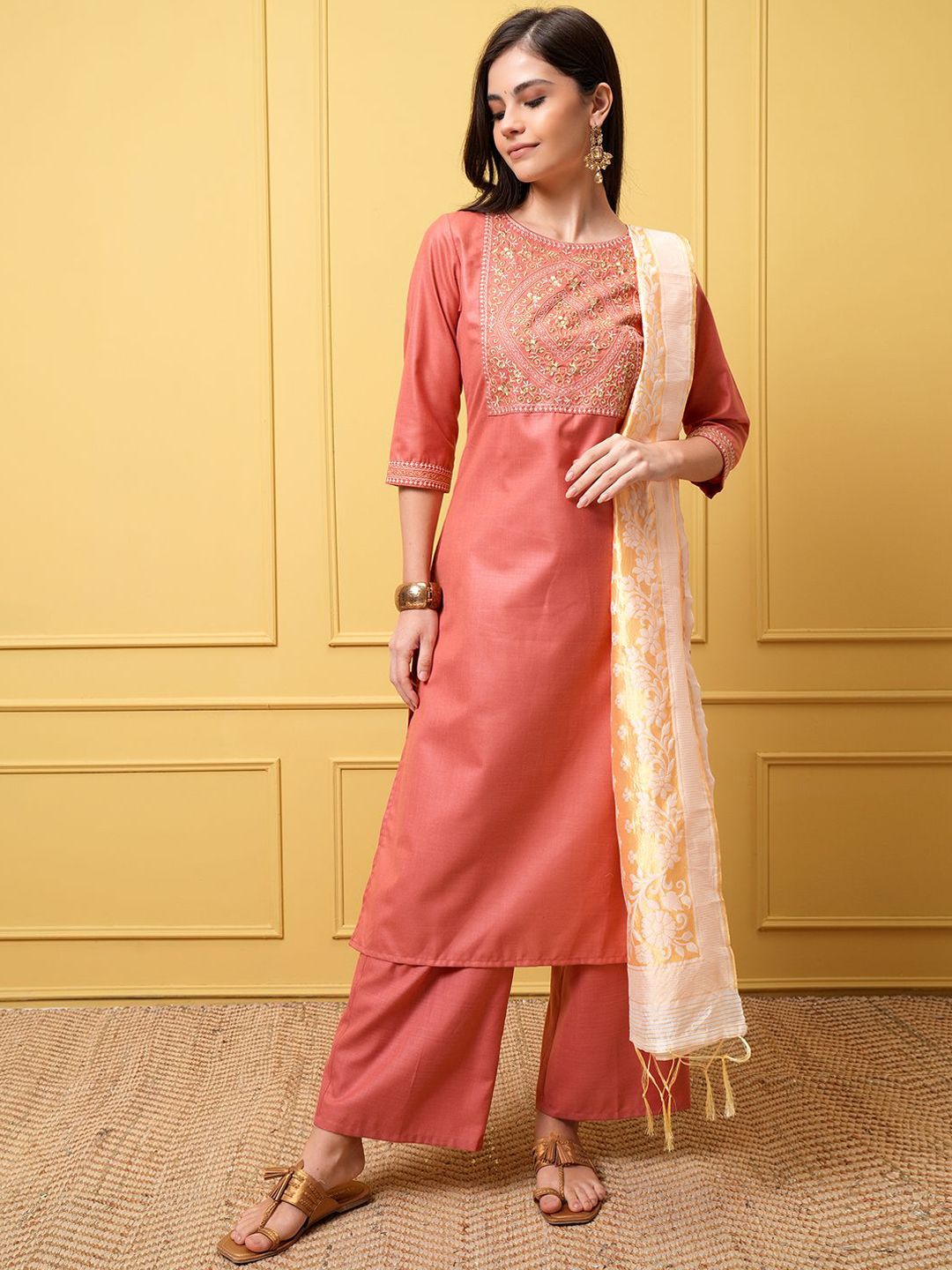 Kurta Biasa Bersulam Bunga Vishudh Wanita dengan Palazzos & Dupatta