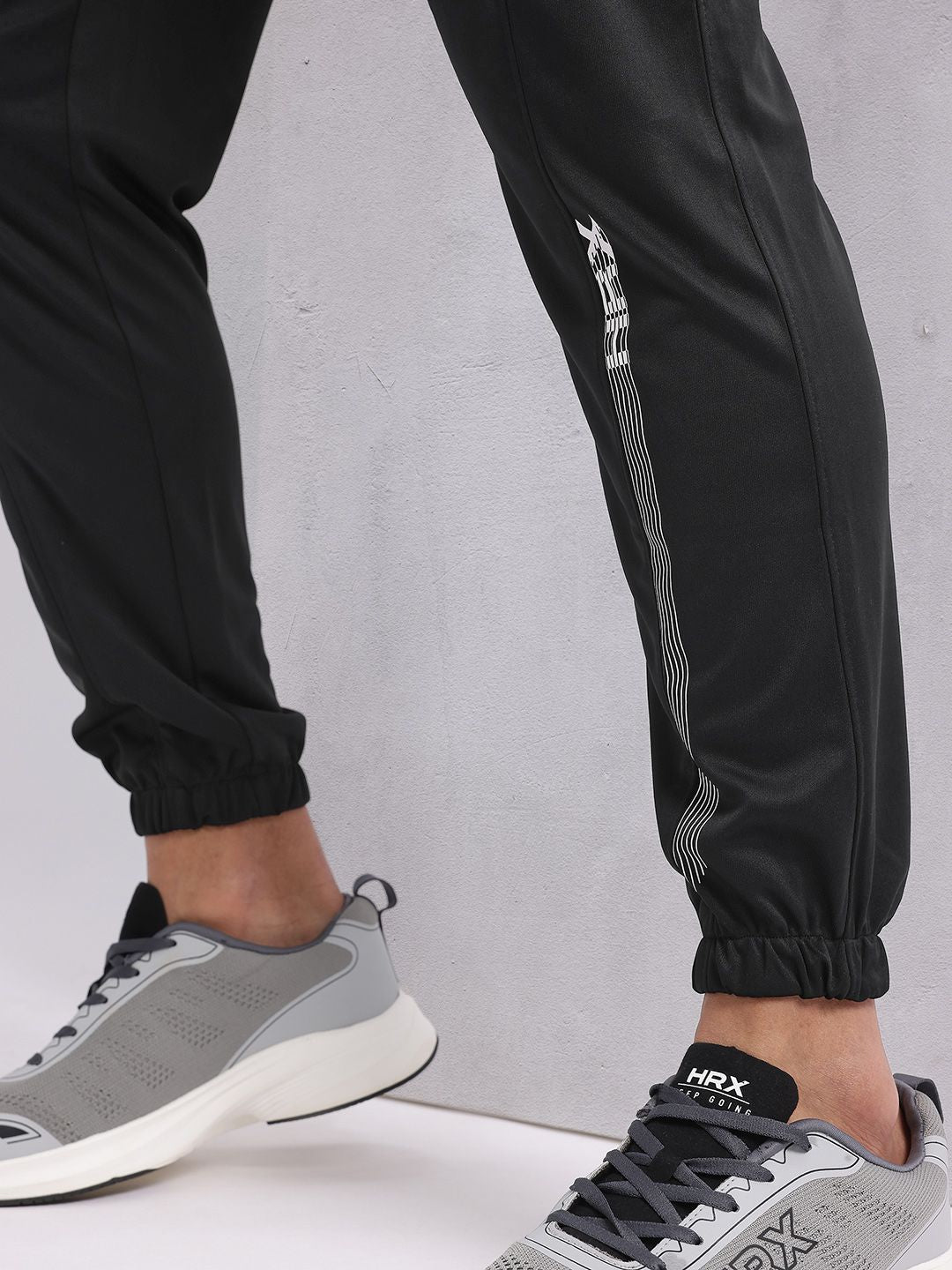 HRX by Hrithik Roshan Men Mid-Rise Brand Logo Detail Rapid-Dry Training Joggers