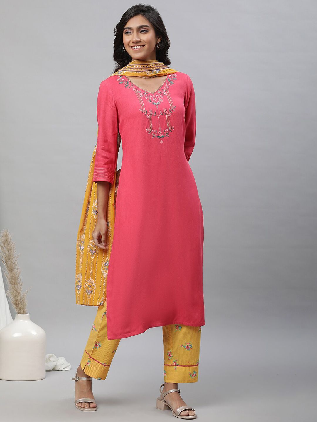 AURELIA Floral Yoke Design Thread Work V-Neck Straight Kurta