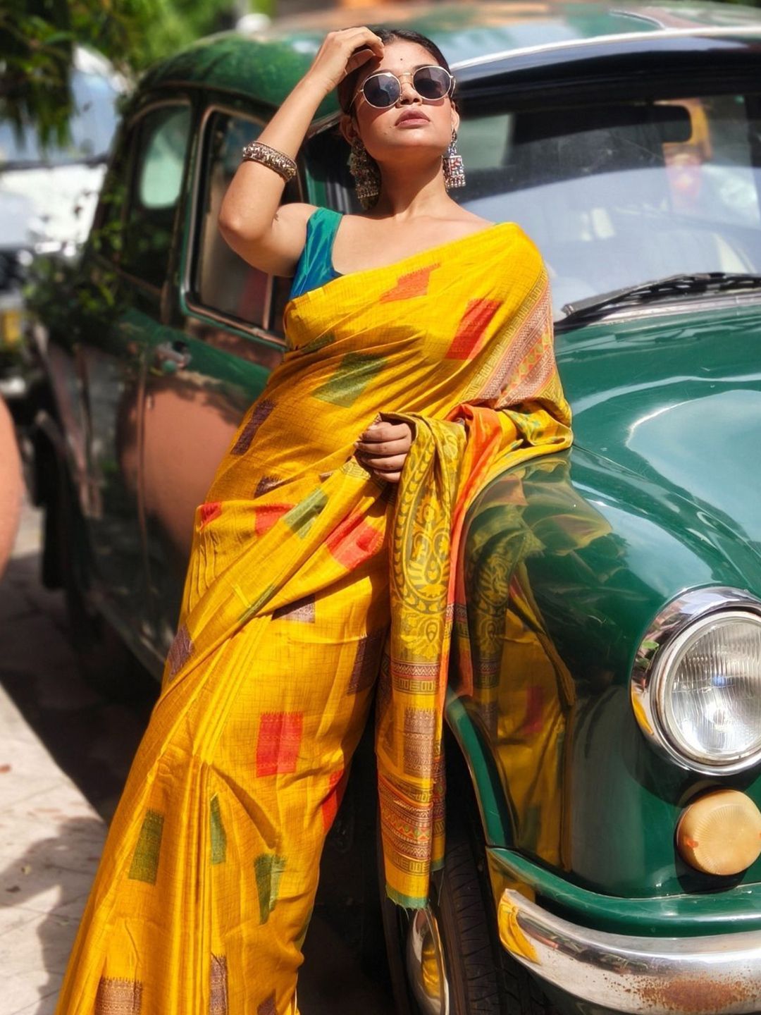 KALINI Geometric Saree With Blouse Piece