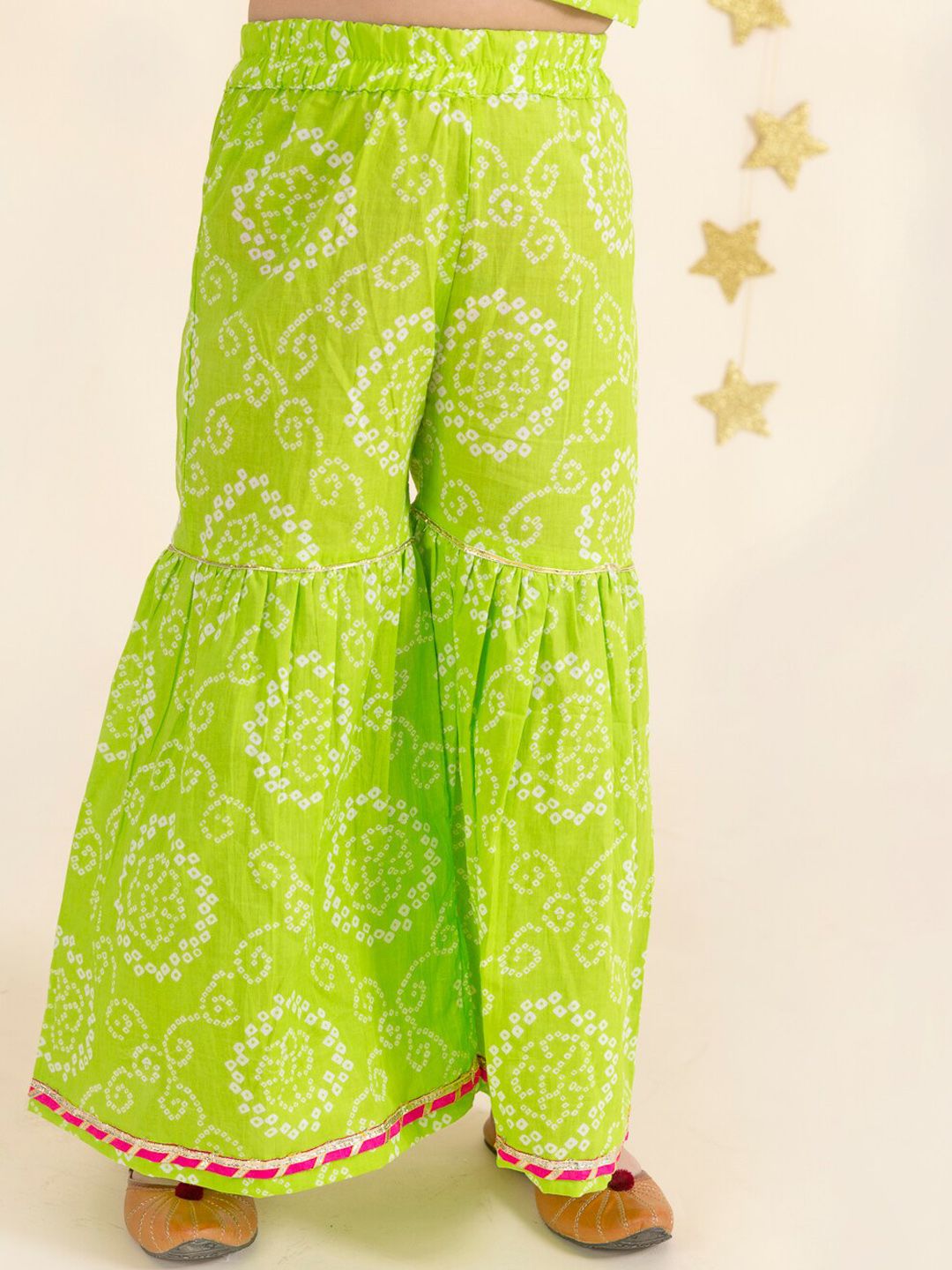 pspeaches Girls Green & Pink Bandhani Embroidered Pure Cotton Kurta With Sharara & Dupatta