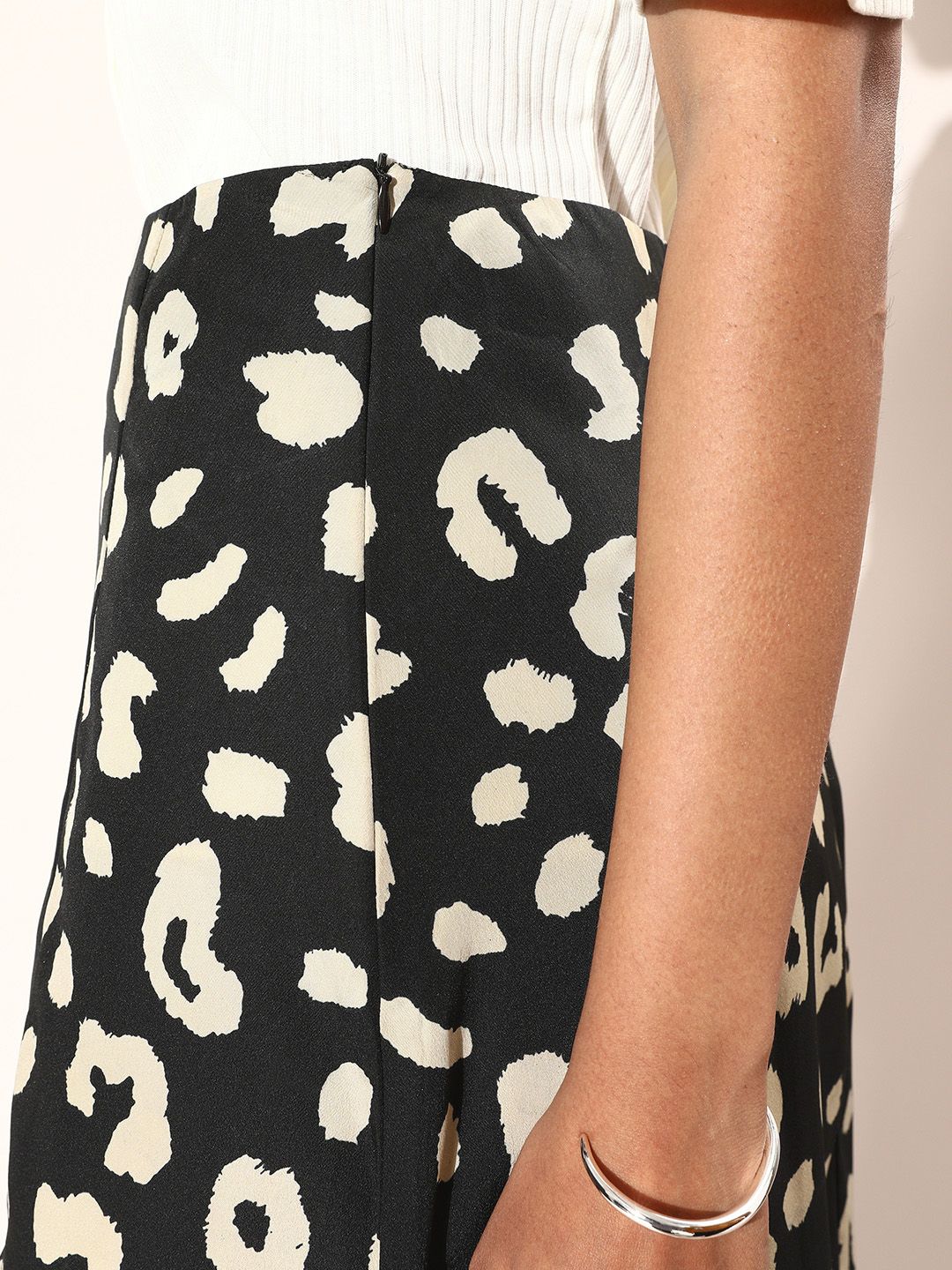 Berrylush Women Black Abstract Animal Printed Skirt