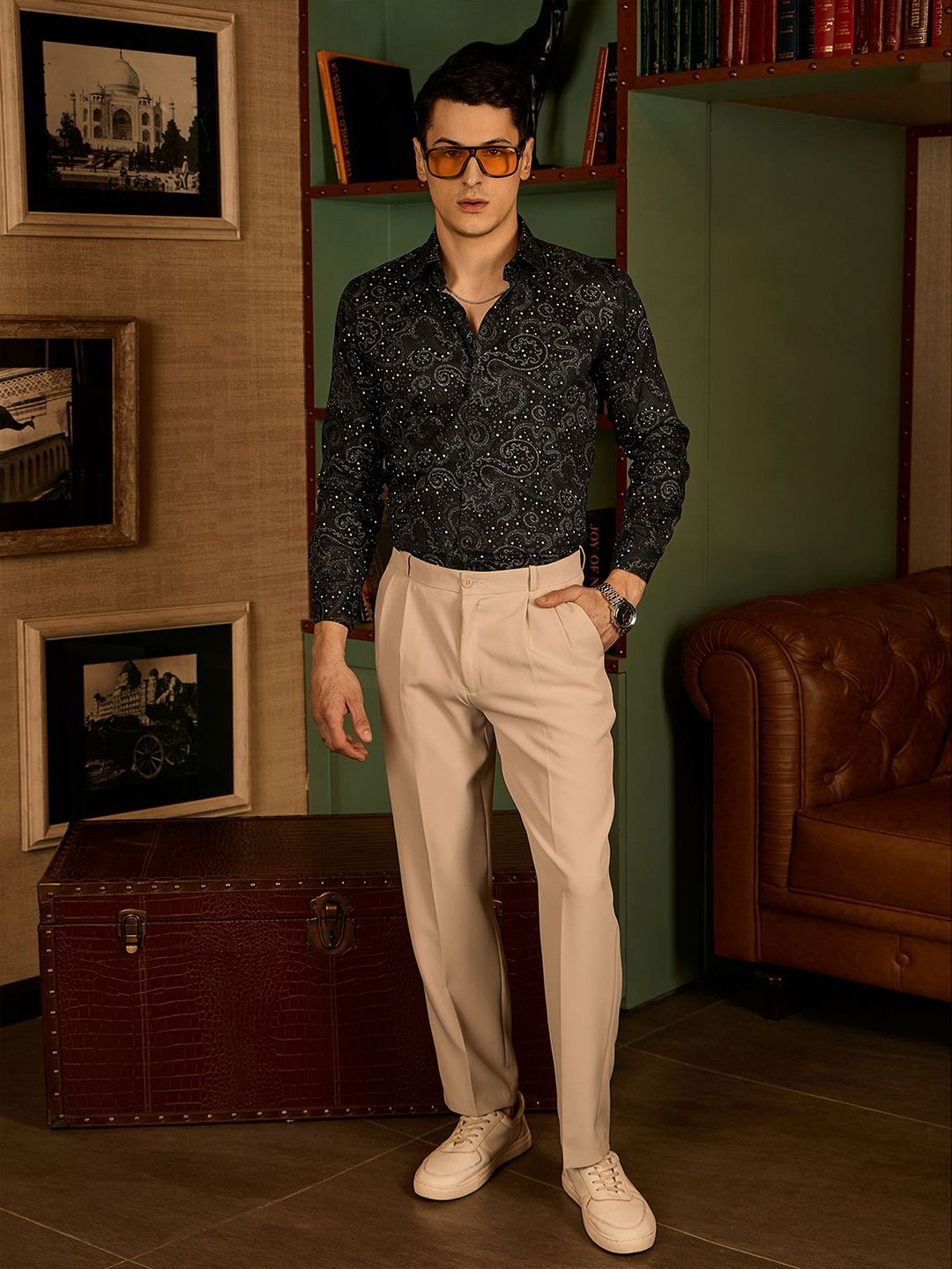 Lelaki Dennison Paisley bercetak baju kasual kolar