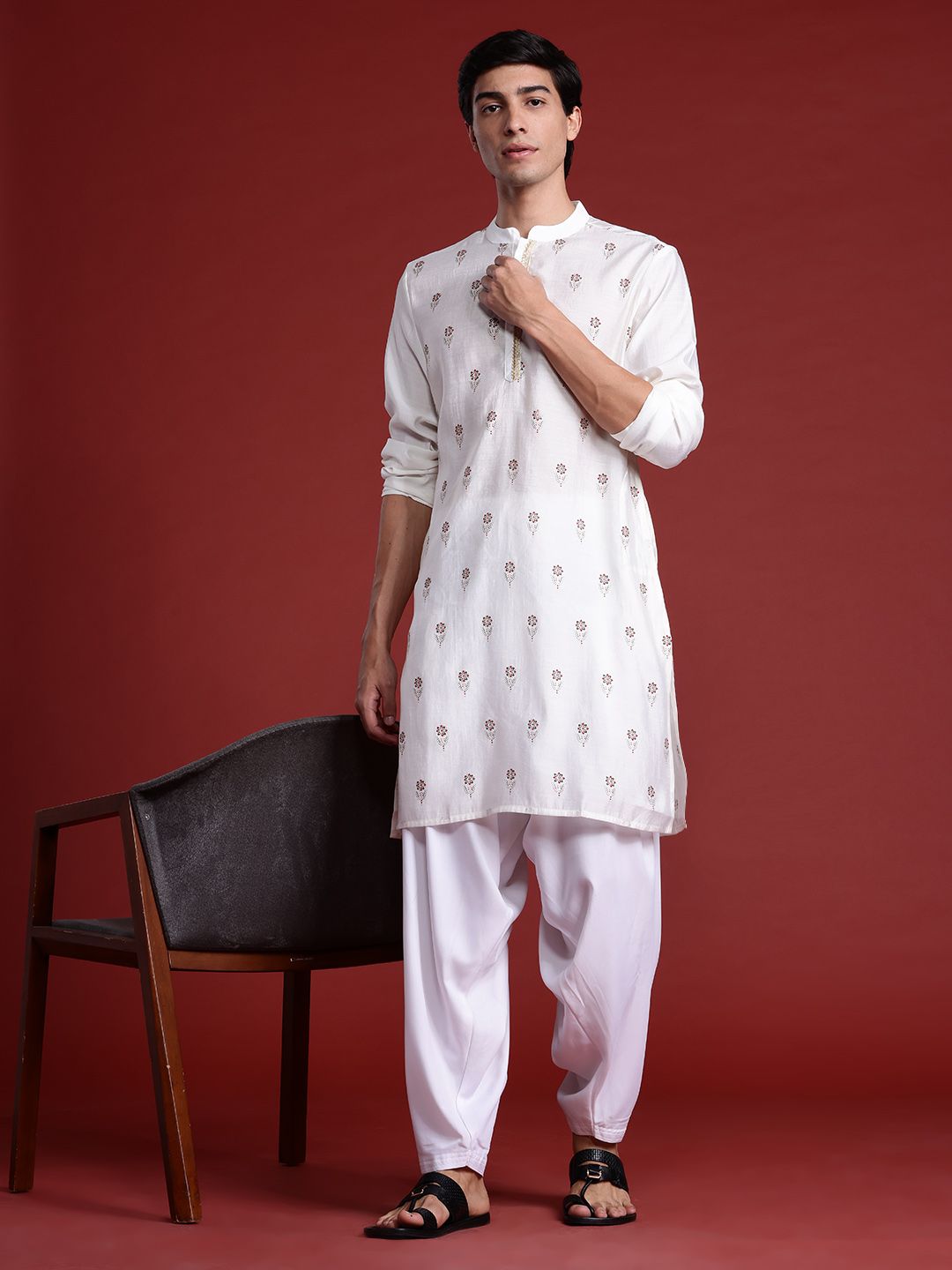 Anouk Floral dicetak kurta biasa dengan salwar