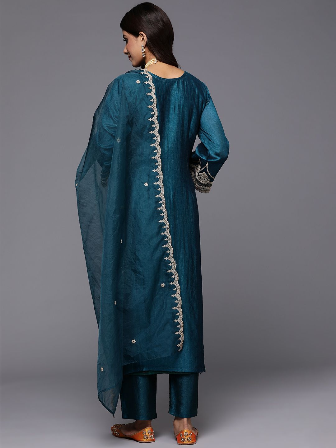 Wanita era indo bersulam kurta biasa dengan seluar & dupatta