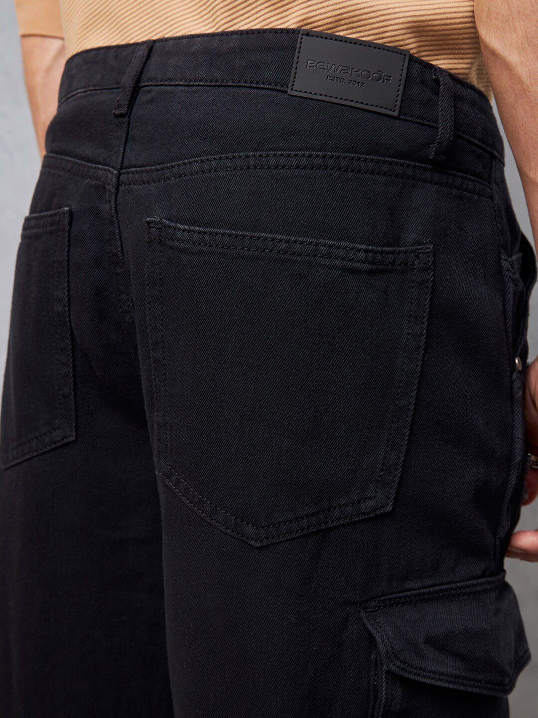 Bewakoof Men Black Straight Fit High-Rise Mildly Distressed Cargo Styles Jeans
