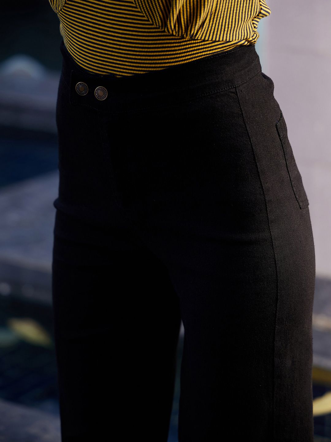 SASSAFRAS Women Mid-Rise Relaxed Fit Slash Knee Stretchable Jeans