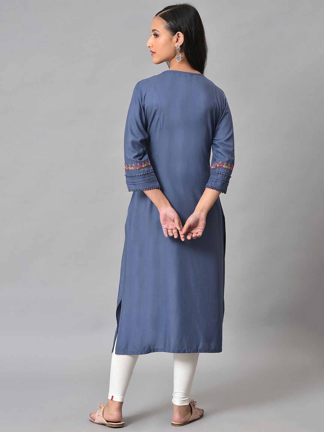 W Women Floral Yoke Design Keyhole Neck Thread Work Kurta