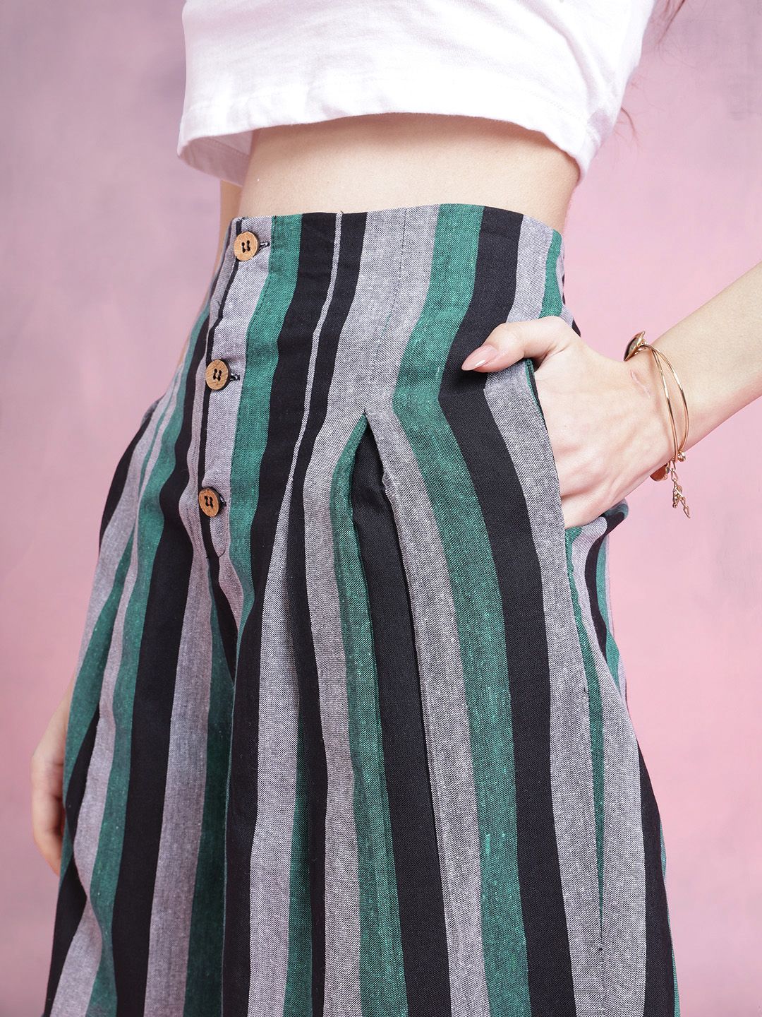 DressBerry Women Vertical Striped Slubbed Shorts