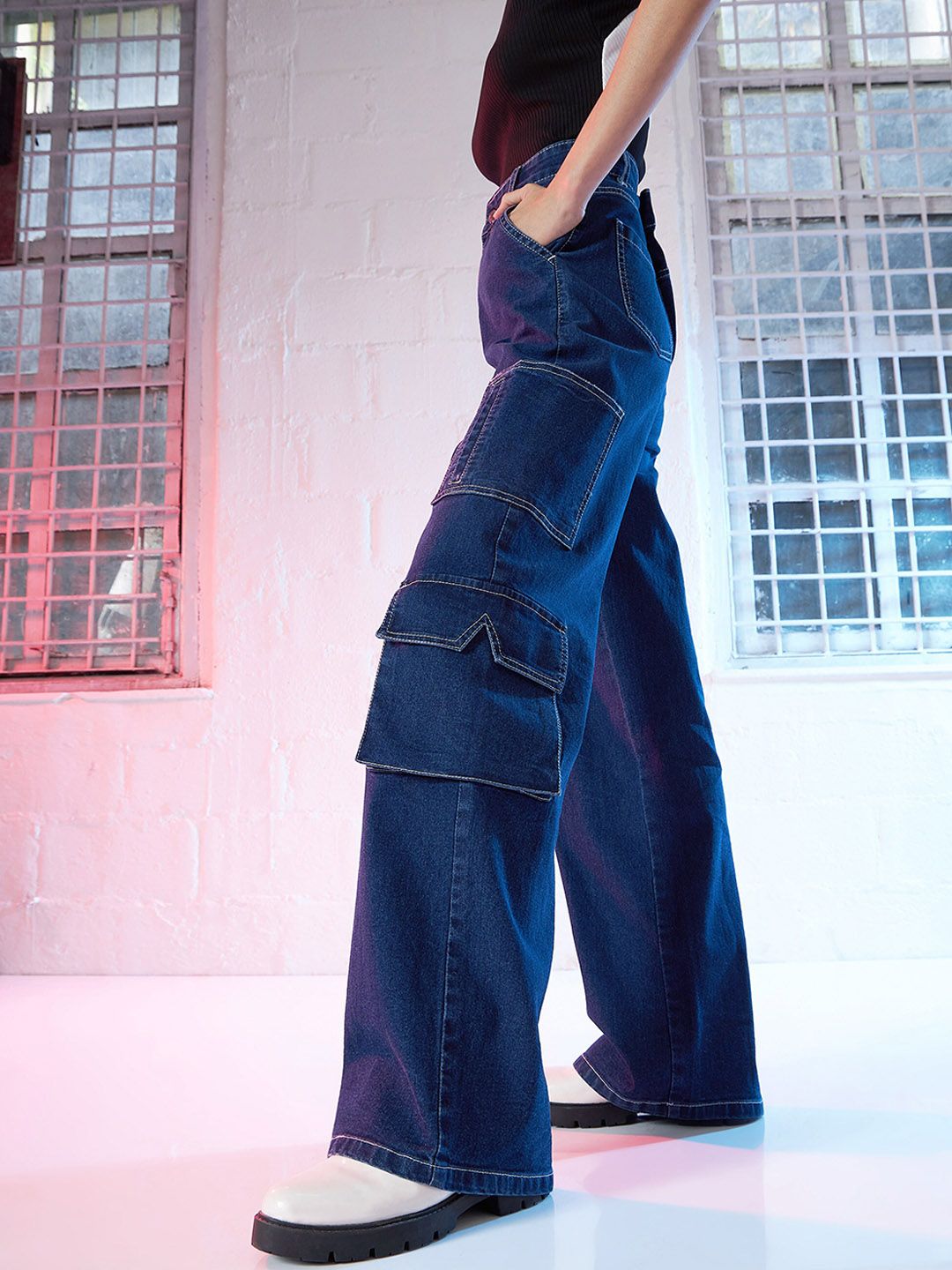 SASSAFRAS Women Blue Straight Fit High Rise Clean Look Light Fade Stretchable Cargo Jeans