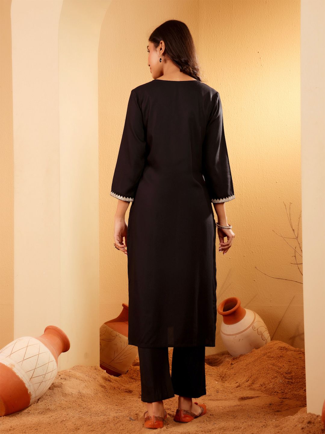 Varanga Paisley Embroidered V-Neck Straight Kurta