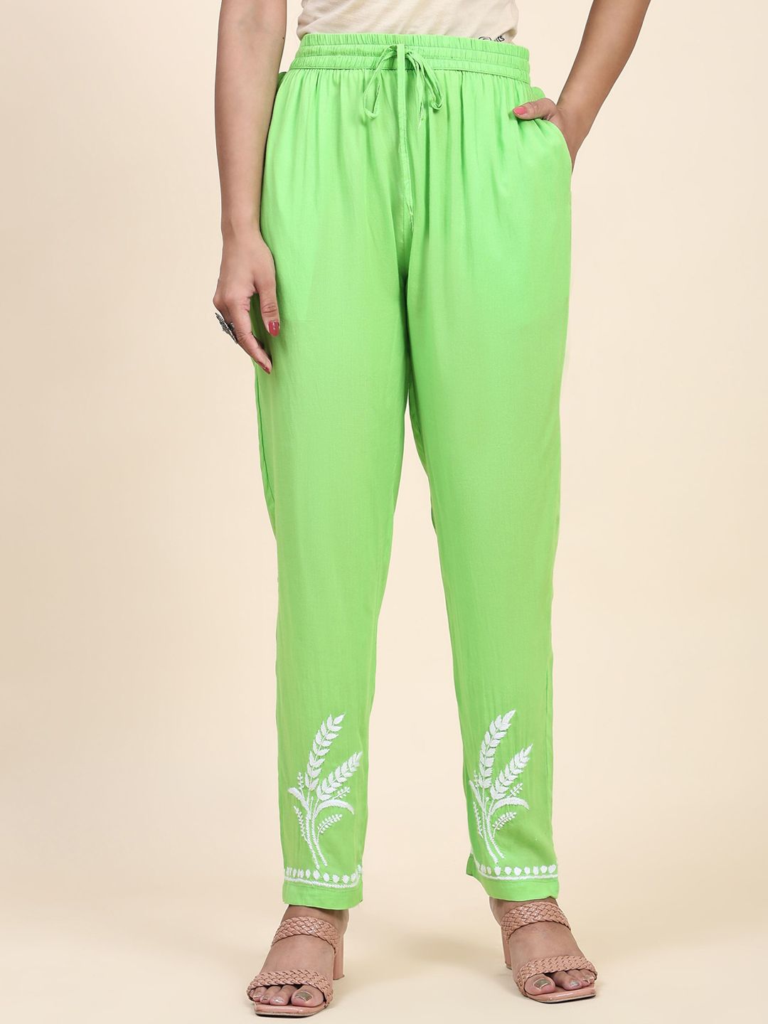 HOUSE OF KARI Floral Embroidered Chikankari Pure Cotton Straight Kurta With Trousers