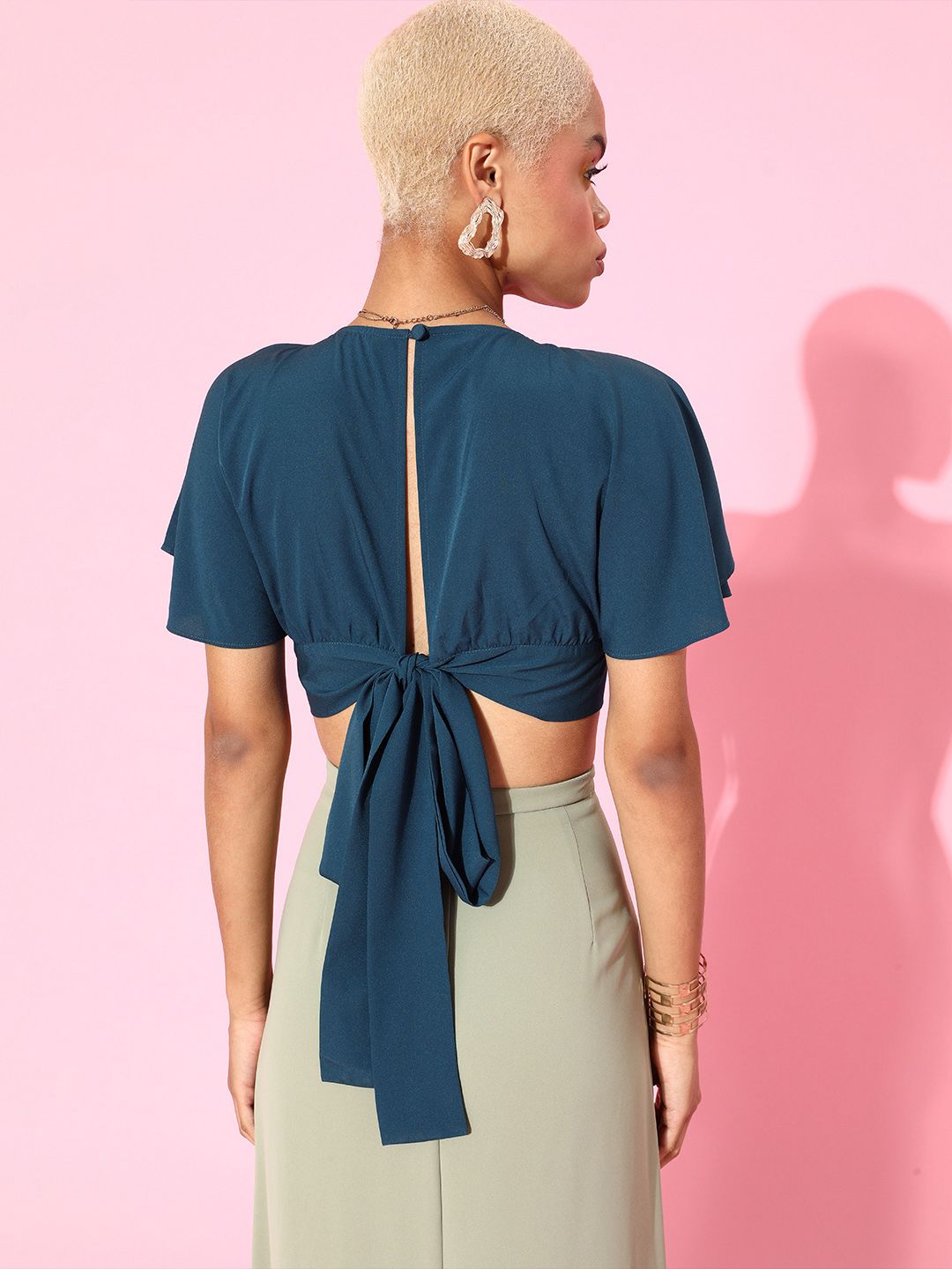 Berrylush Women Stunning Blue Solid Cropped Top