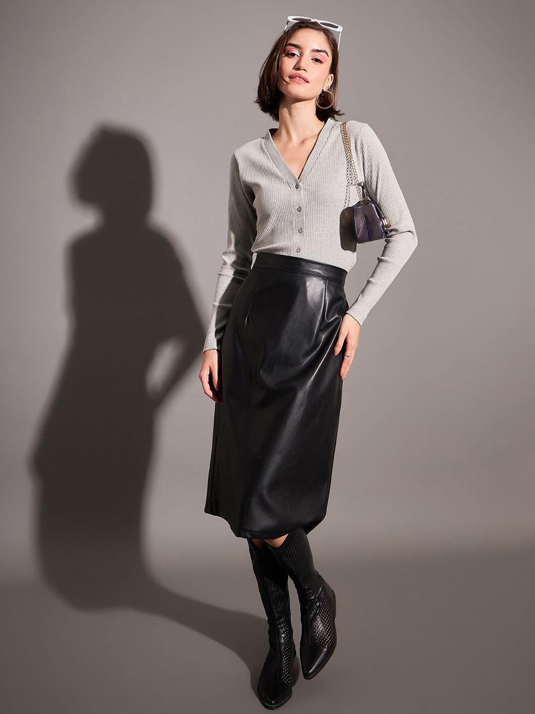 SASSAFRAS Ribbed V-Neck Crop Top