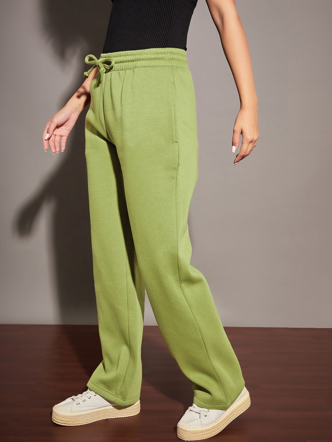 SASSAFRAS Women Olive Relaxed Fit Mid-Rise Fleece Track Pants