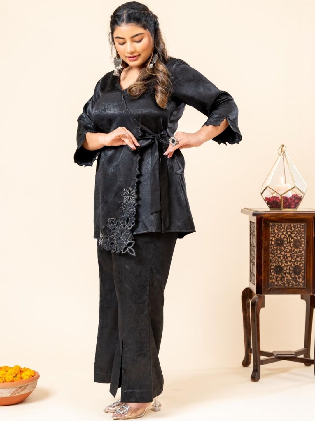 Mamicha Self-Designed V-Neck Kurta Set