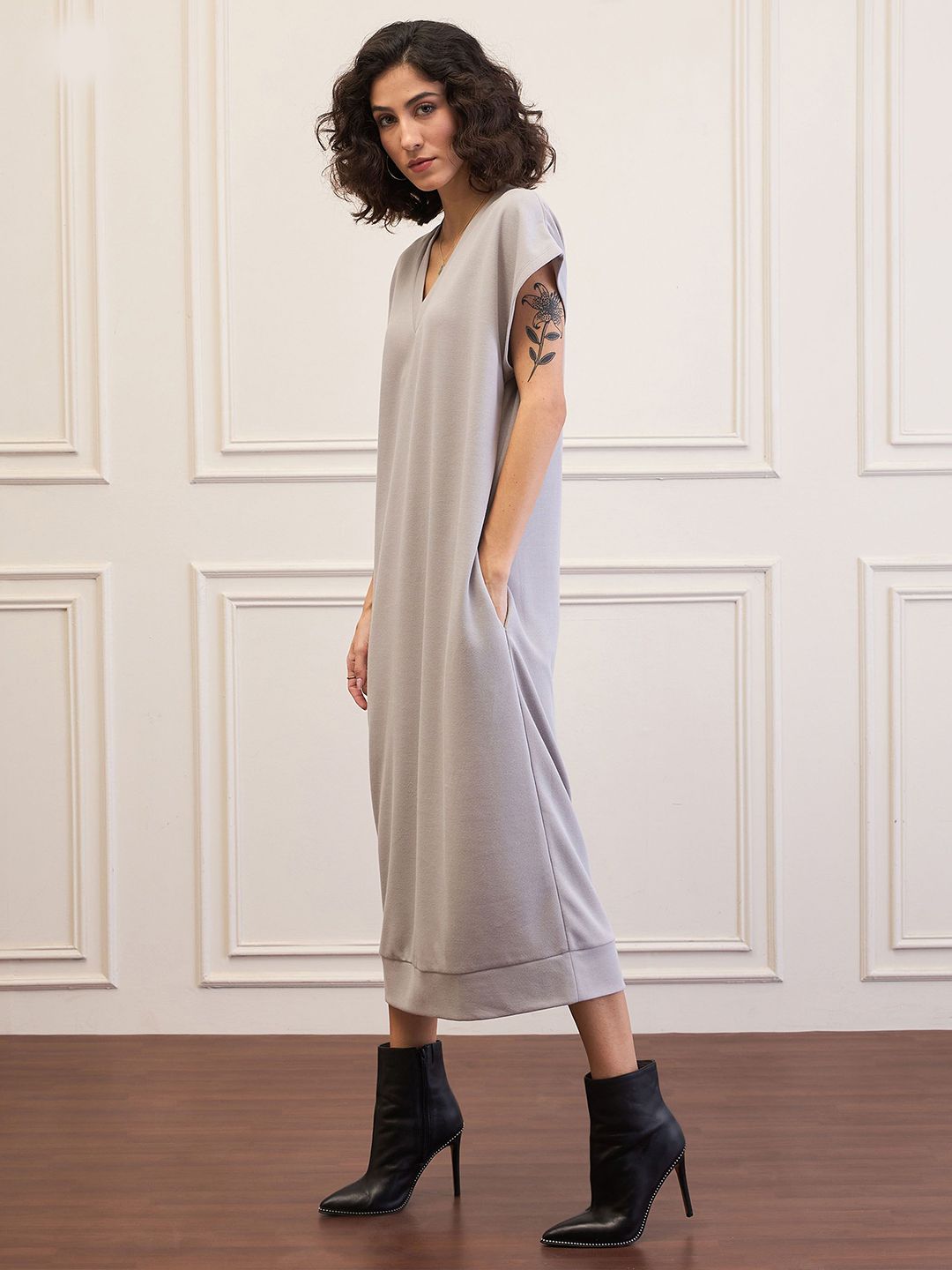 SASSAFRAS Women Midi V-Neck Sweater Dress