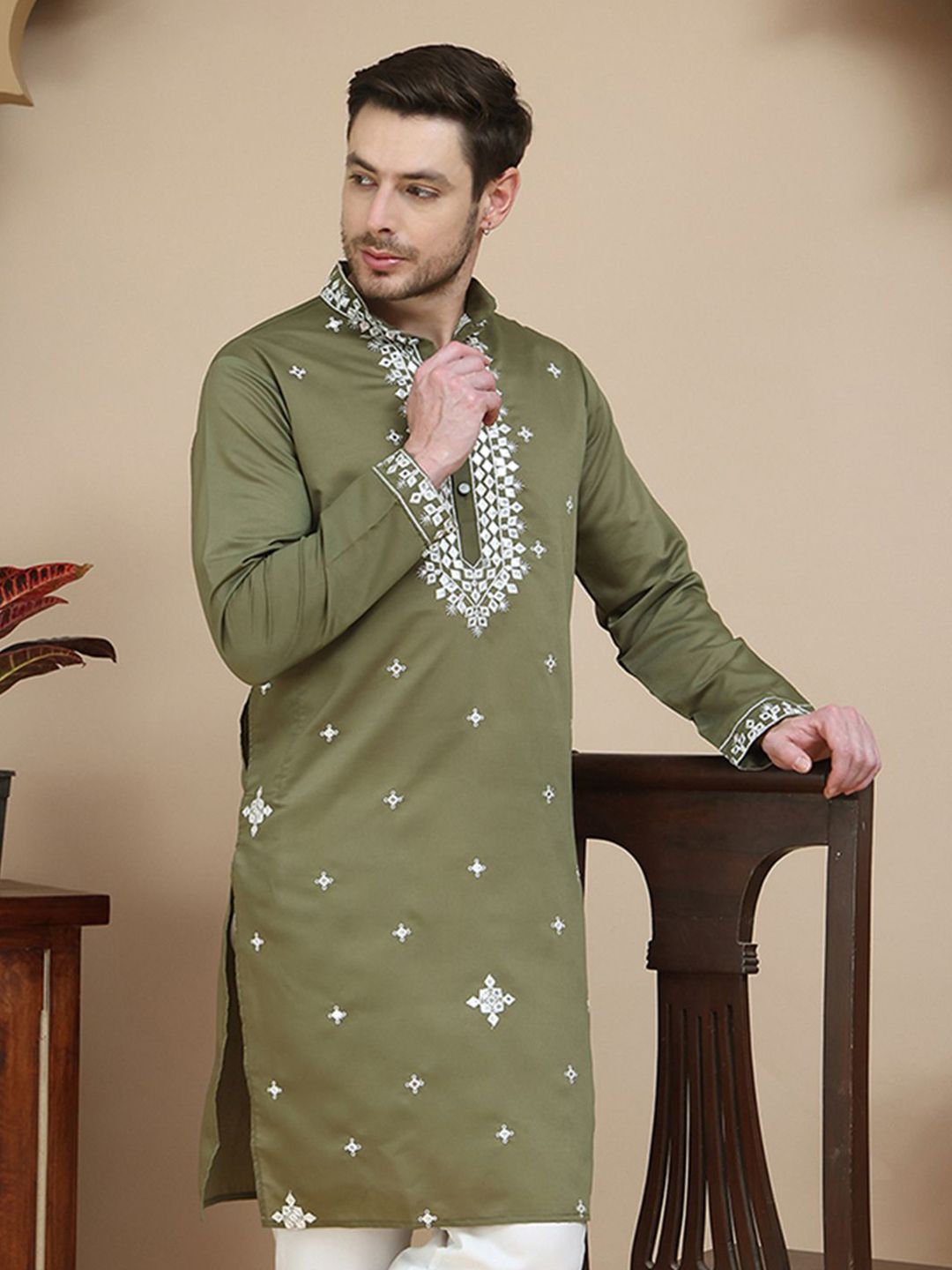 Jompers Men Geometric Embroidered Mirror Work Kurta