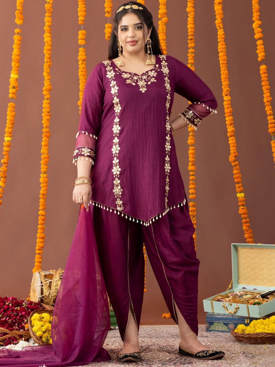 Mamicha Floral Embroidered Regular Kurta & Salwar With Dupatta
