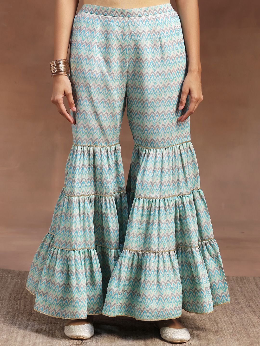 Libas Geometric Printed Sequinned Straight Kurta dengan Sharara & Dupatta