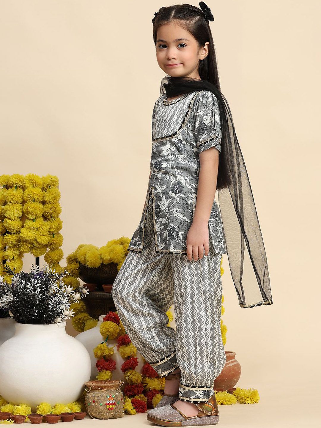Cutiekins Girls Floral Printed Straight Kurta with Salwar & With Dupatta