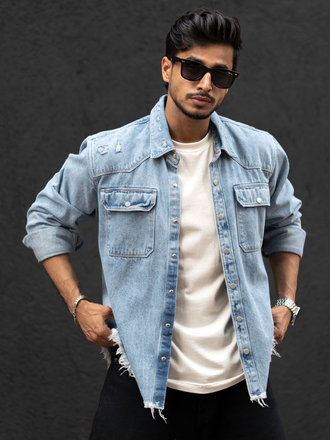 Lelaki Powerlook Menyebarkan Kolar Pudar Kain Kasual