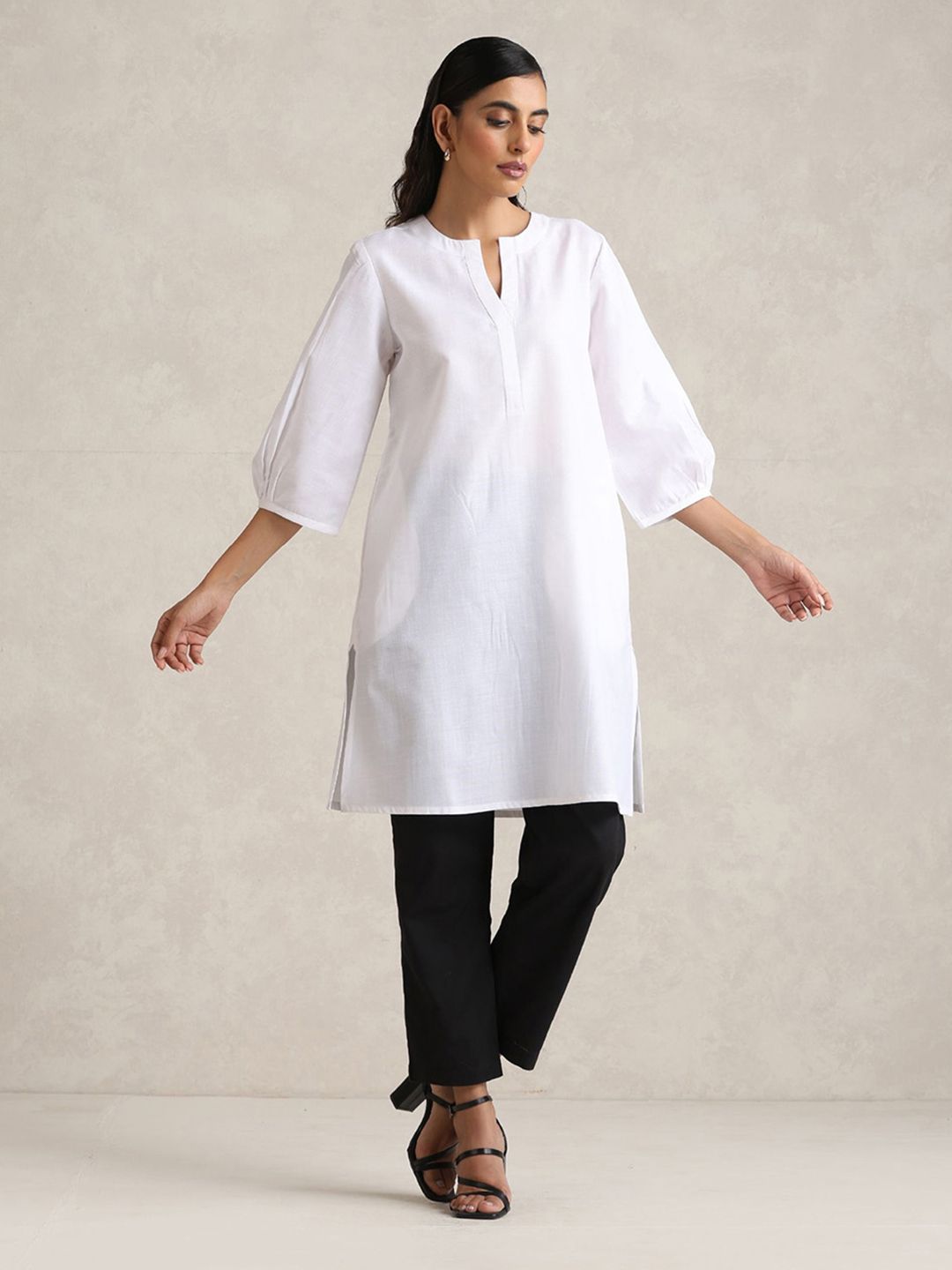 trueBrowns Notch Neck Puffed Sleeves Straight Kurta