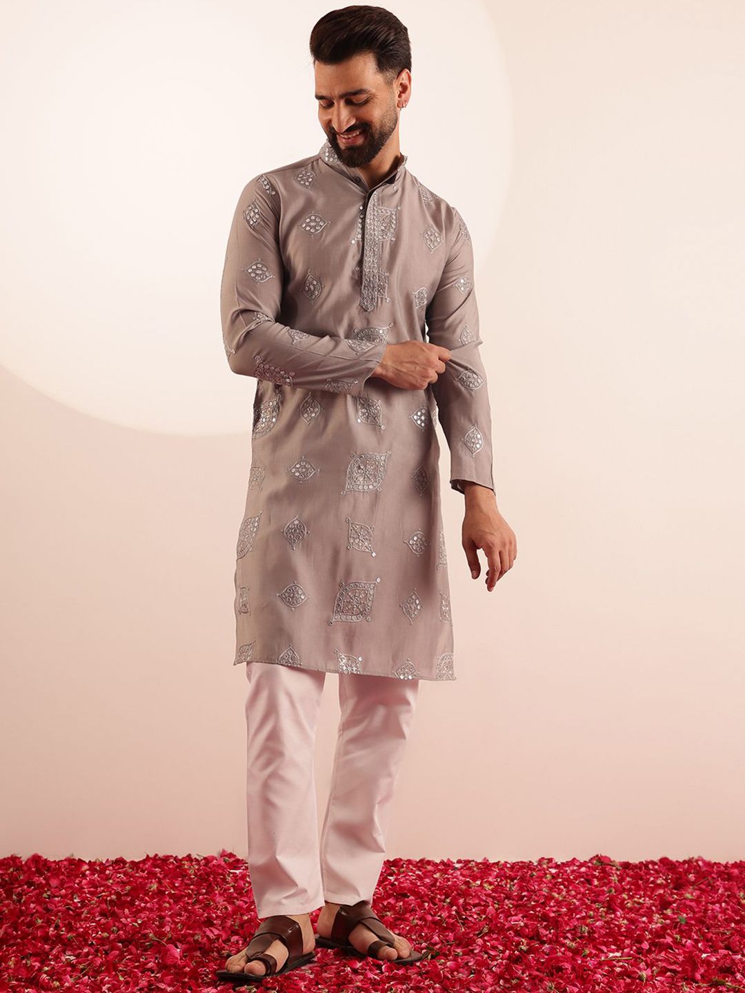 SOJANYA Men Embroidered Mirror Work Kurta
