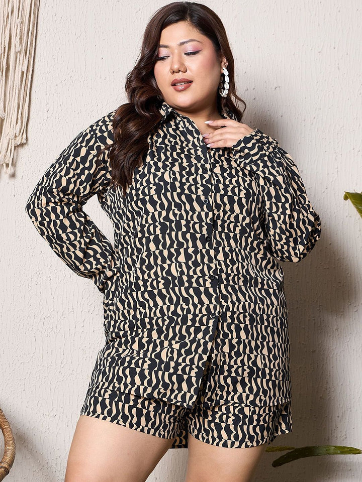 Berrylush Curve Black Plus Size Abstract Printed Longline Shirt With Mini Shorts