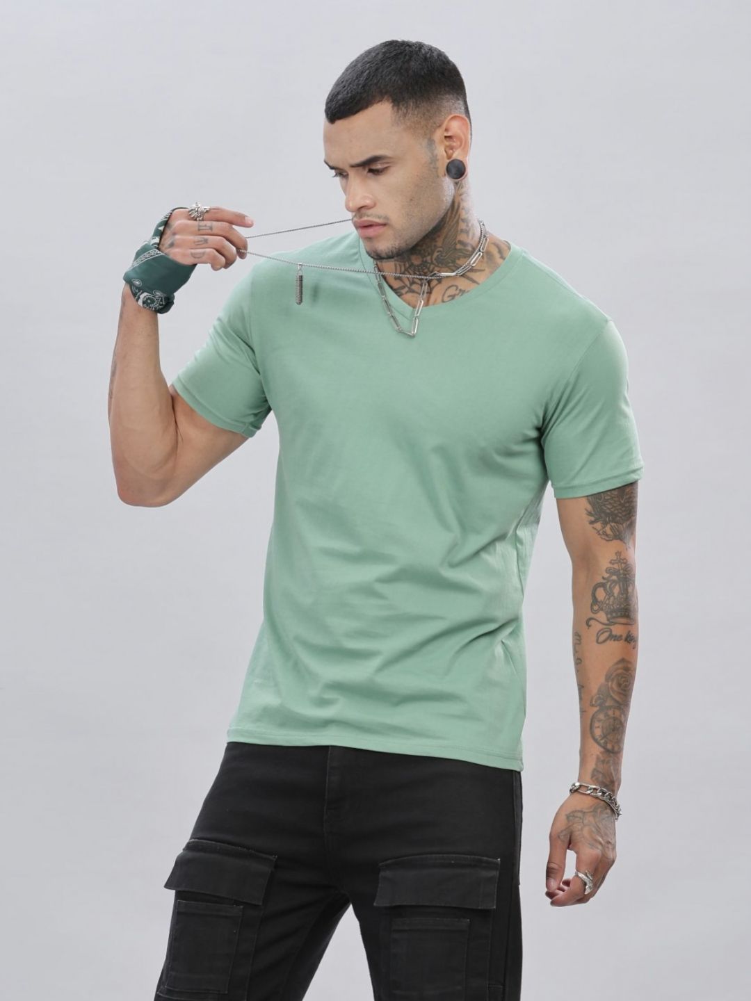 ADRO Lelaki Solid V-Neck Cotton T-shirt