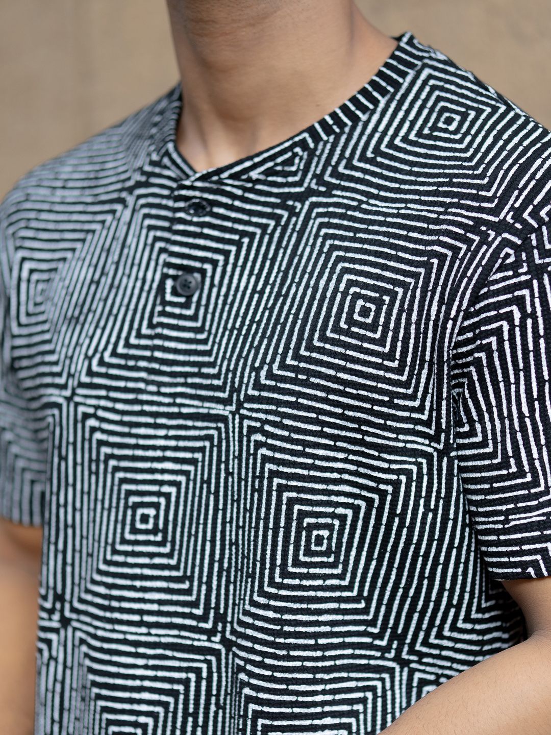 Powerlook Men Black & White Maze Printed Henley Neck T-shirt