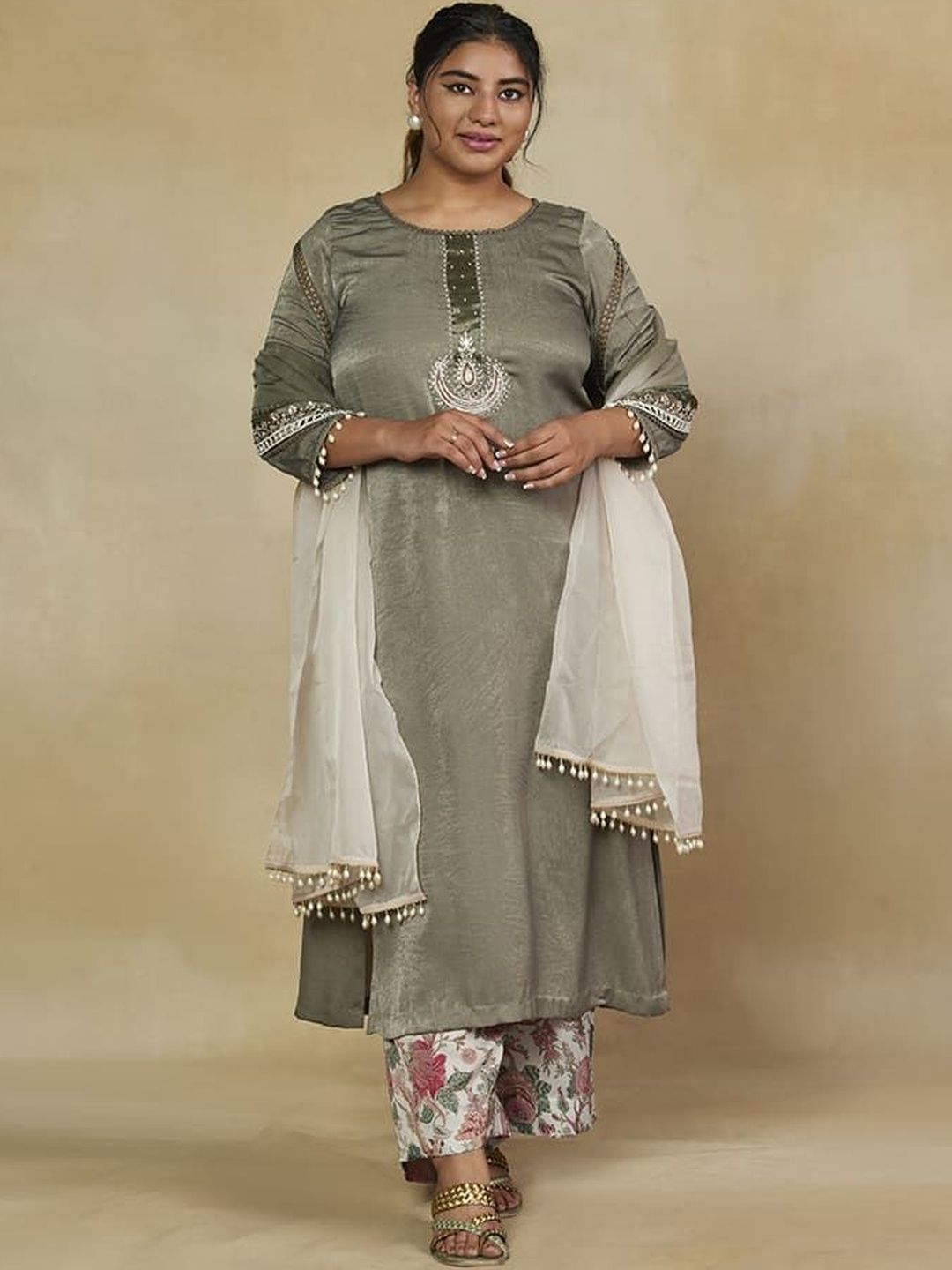 Mamicha Embroidered Round Neck Kurta Set