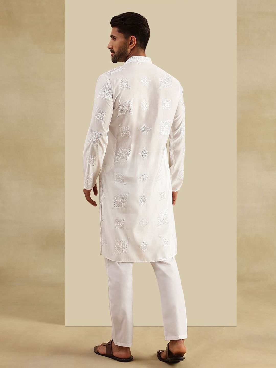 SOJANYA Men Embroidered Mirror Work Kurta