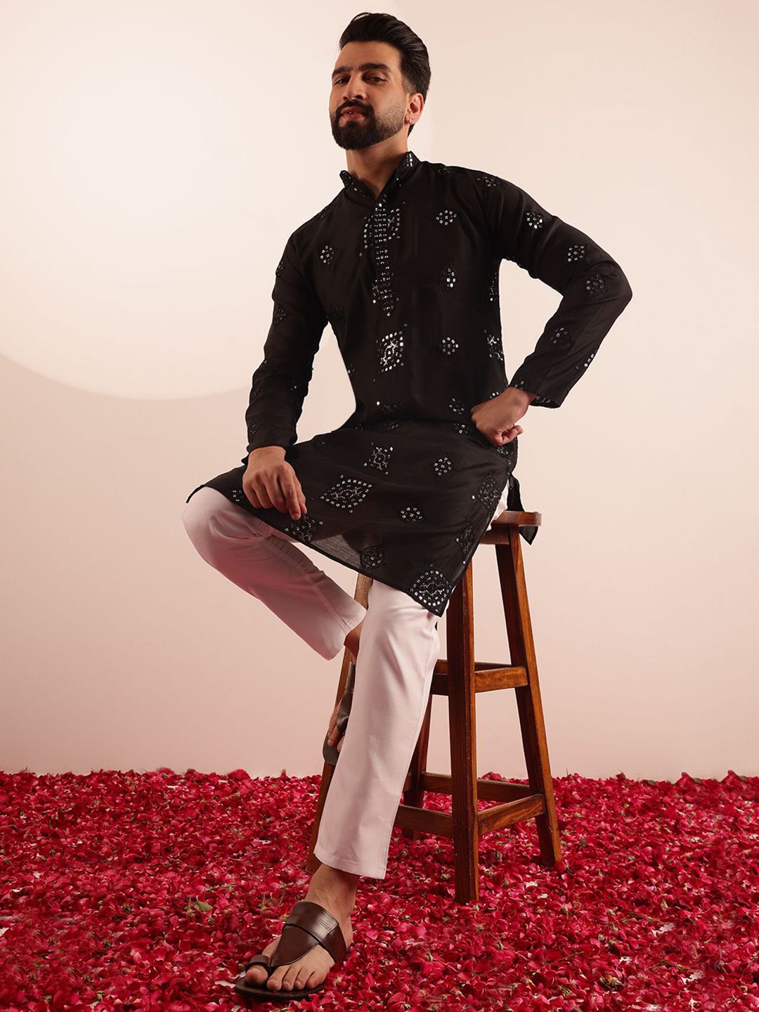 SOJANYA Men Embroidered Mirror Work Kurta