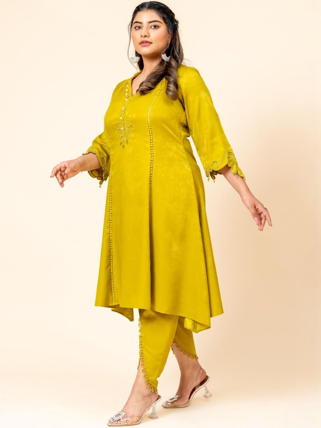 Mamicha Embroidered V-Neck Kurta Set